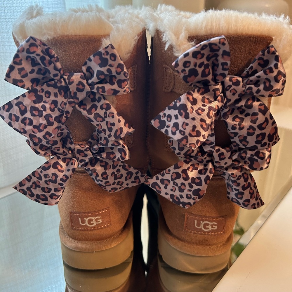 BAILEY BOW Chestnut Uggs size 9 BRAND NEW